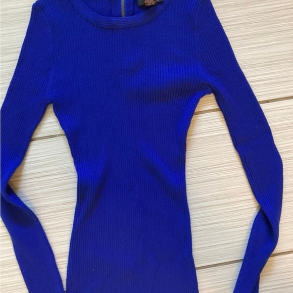 Baby blue sweater shirt with zipper on the back - Picture 2 of 3